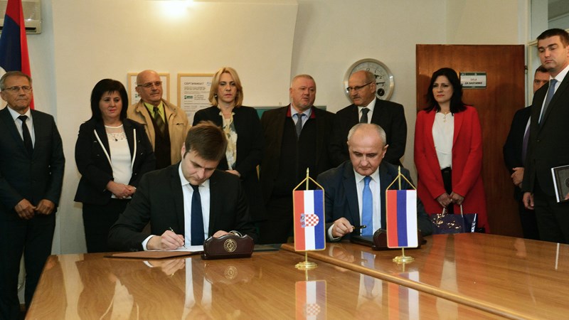 Croatia, Bosnian Serb entity sign protocol on conversion of oil refinery to one powered by gas